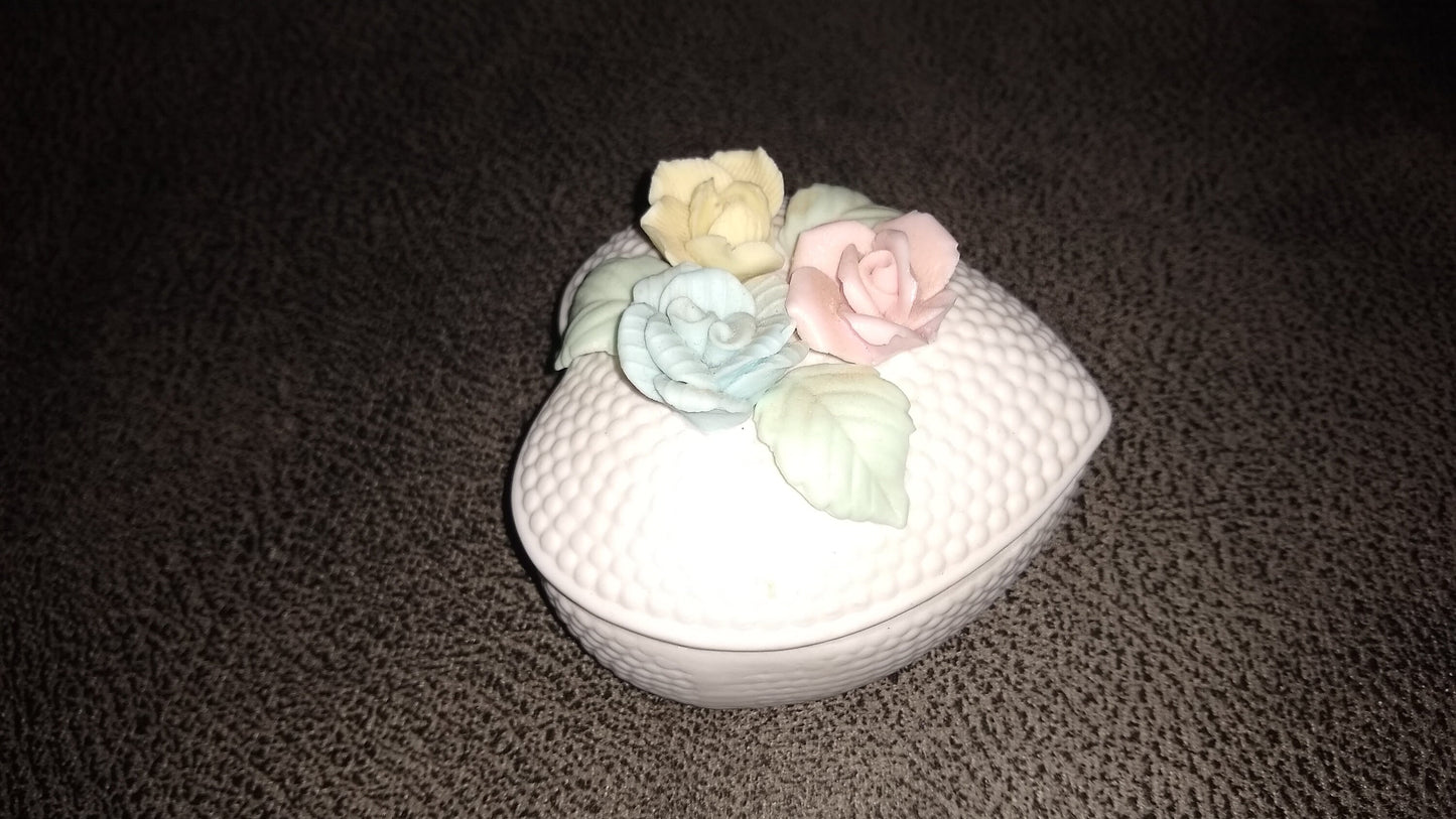 Norleans japan Flower Jewelry Box. Heart Flower trinket box. Art Deco. A porcelain heart shaped jewelry box with colorful roses.