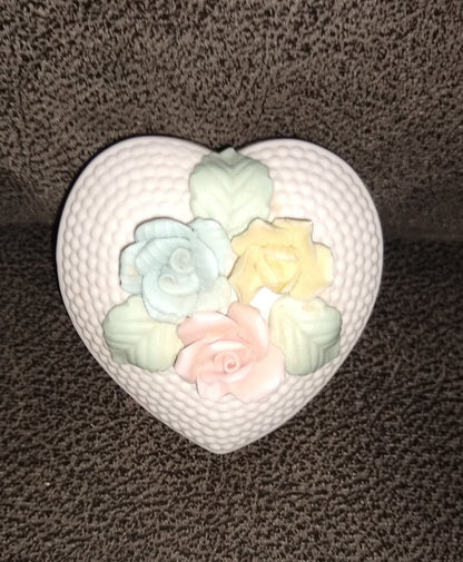 Norleans japan Flower Jewelry Box. Heart Flower trinket box. Art Deco. A porcelain heart shaped jewelry box with colorful roses.