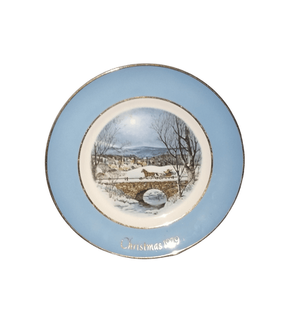 Avon Christmas Holiday Plate. Reindeer Dashing Through The Snow. 1979. Wedgewood. England.