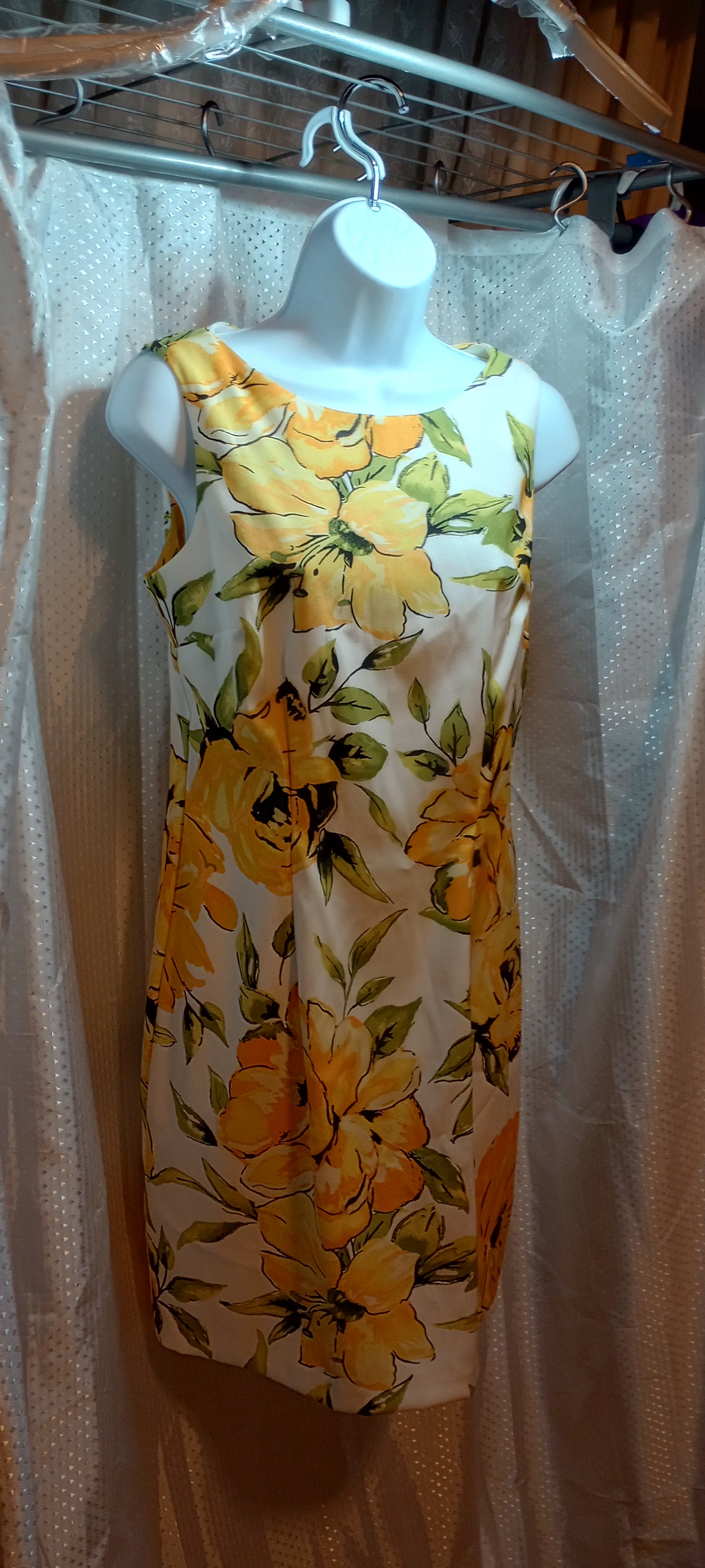 Kim Rogers Dress Floral Sleeveless Yellow Green Flower Tropical Knee Midi Summer Size: 6 Stunning yellow flowers on this sleeveless floral dress. Step out in style this Spring and Summer.