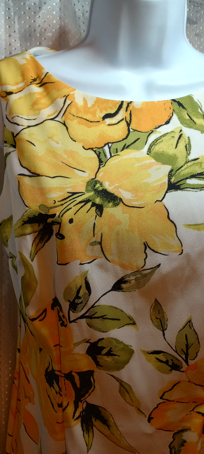Kim Rogers Dress Floral Sleeveless Yellow Green Flower Tropical Knee Midi Summer Size: 6 Stunning yellow flowers on this sleeveless floral dress. Step out in style this Spring and Summer.