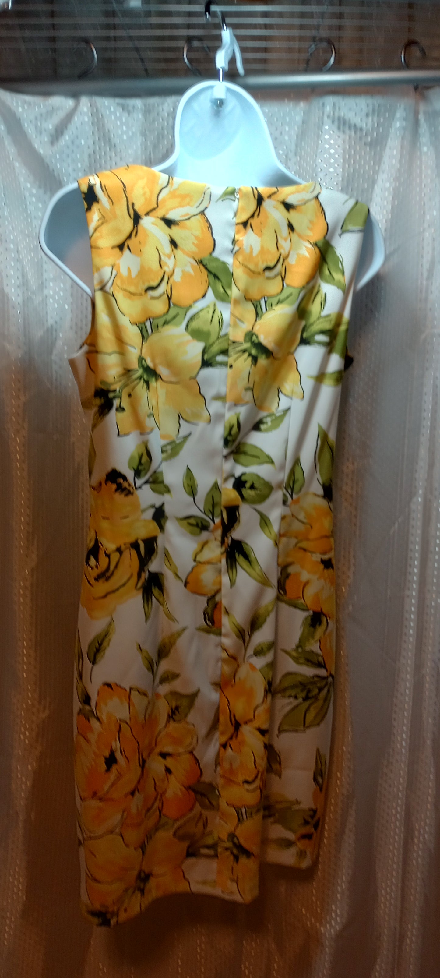 Kim Rogers Dress Floral Sleeveless Yellow Green Flower Tropical Knee Midi Summer Size: 6 Stunning yellow flowers on this sleeveless floral dress. Step out in style this Spring and Summer.