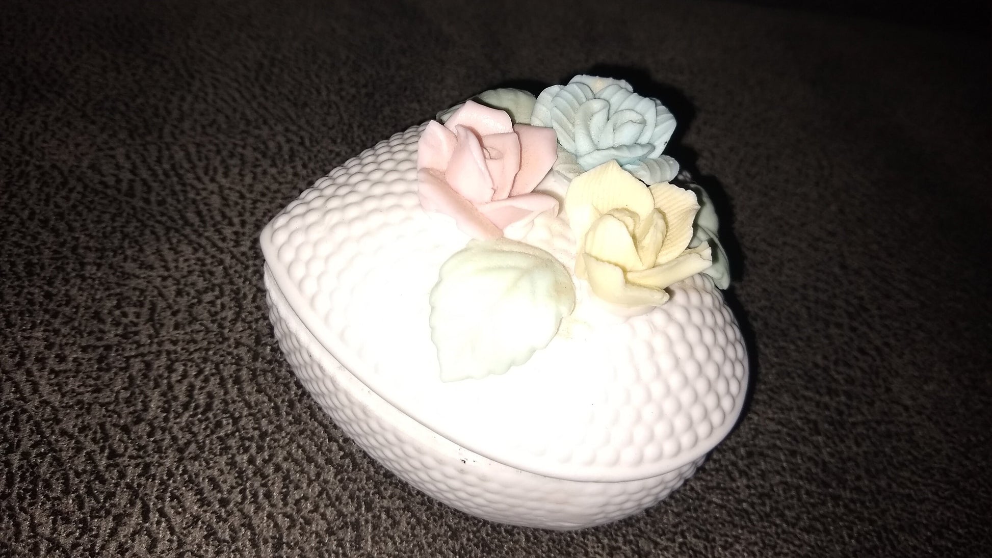 Norleans japan Flower Jewelry Box. Heart Flower trinket box. Art Deco. A porcelain heart shaped jewelry box with colorful roses.