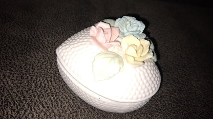 Norleans japan Flower Jewelry Box. Heart Flower trinket box. Art Deco. A porcelain heart shaped jewelry box with colorful roses.