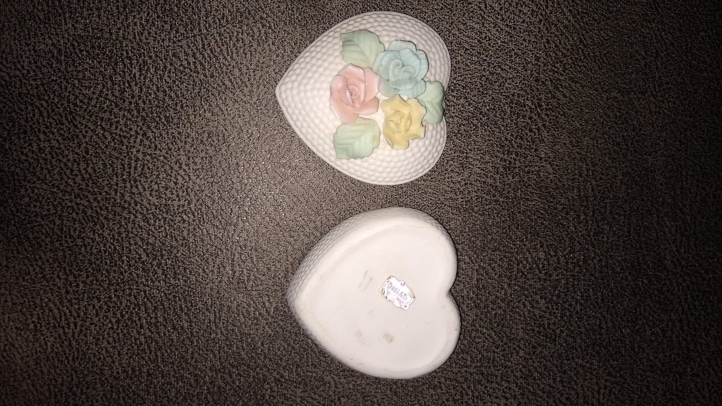 Norleans japan Flower Jewelry Box. Heart Flower trinket box. Art Deco. A porcelain heart shaped jewelry box with colorful roses.
