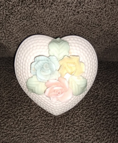 Norleans japan Flower Jewelry Box. Heart Flower trinket box. Art Deco. A porcelain heart shaped jewelry box with colorful roses.