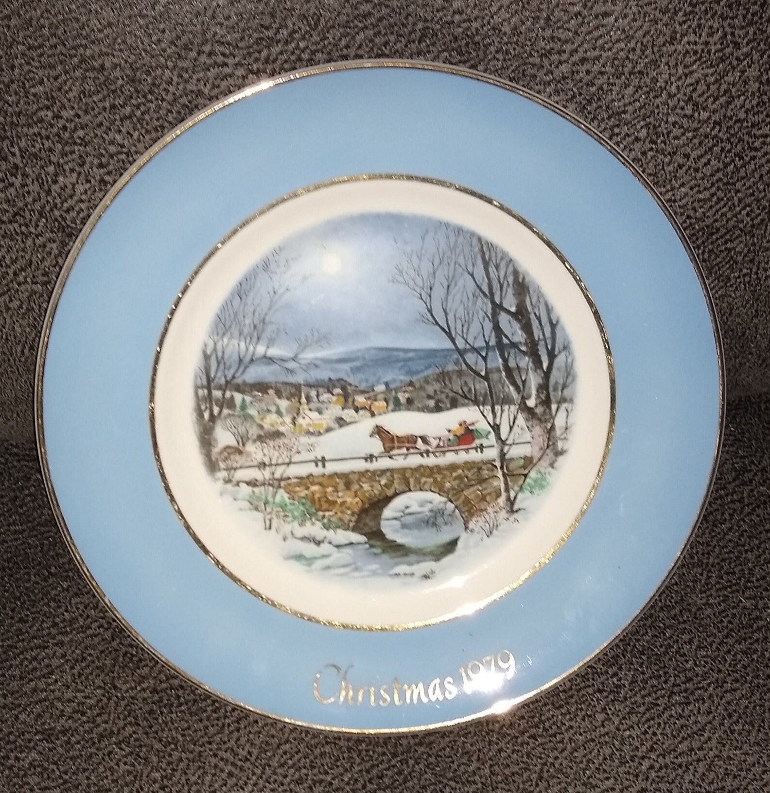 Avon Christmas Holiday Plate. Reindeer Dashing Through The Snow. 1979. Wedgewood. England.